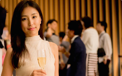 パーティー会場にて魅力的な男女をスカウト